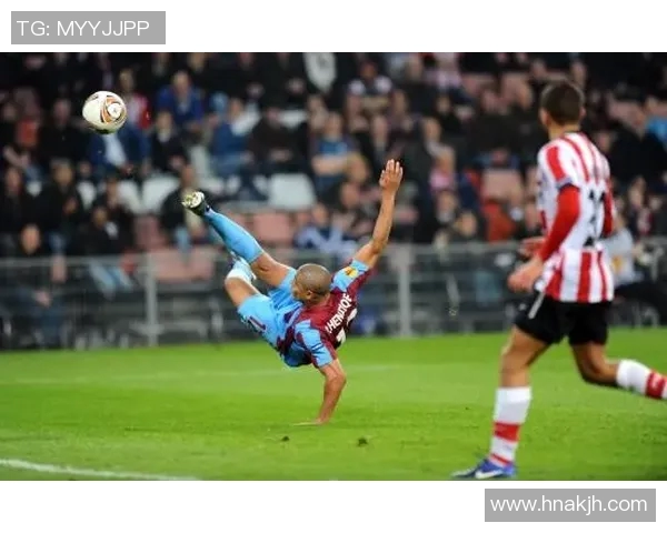 足球倒钩技巧详解与实用训练方法分享助你提升球技